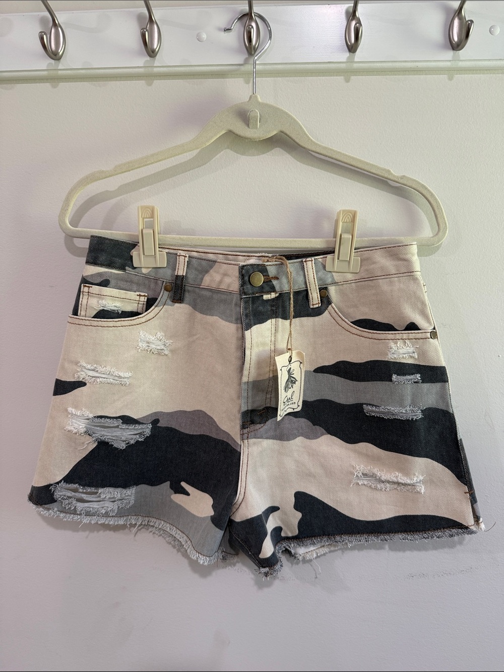 Easel High-Rise Camo Distressed Women's Jean Shorts - Cream & Gray
